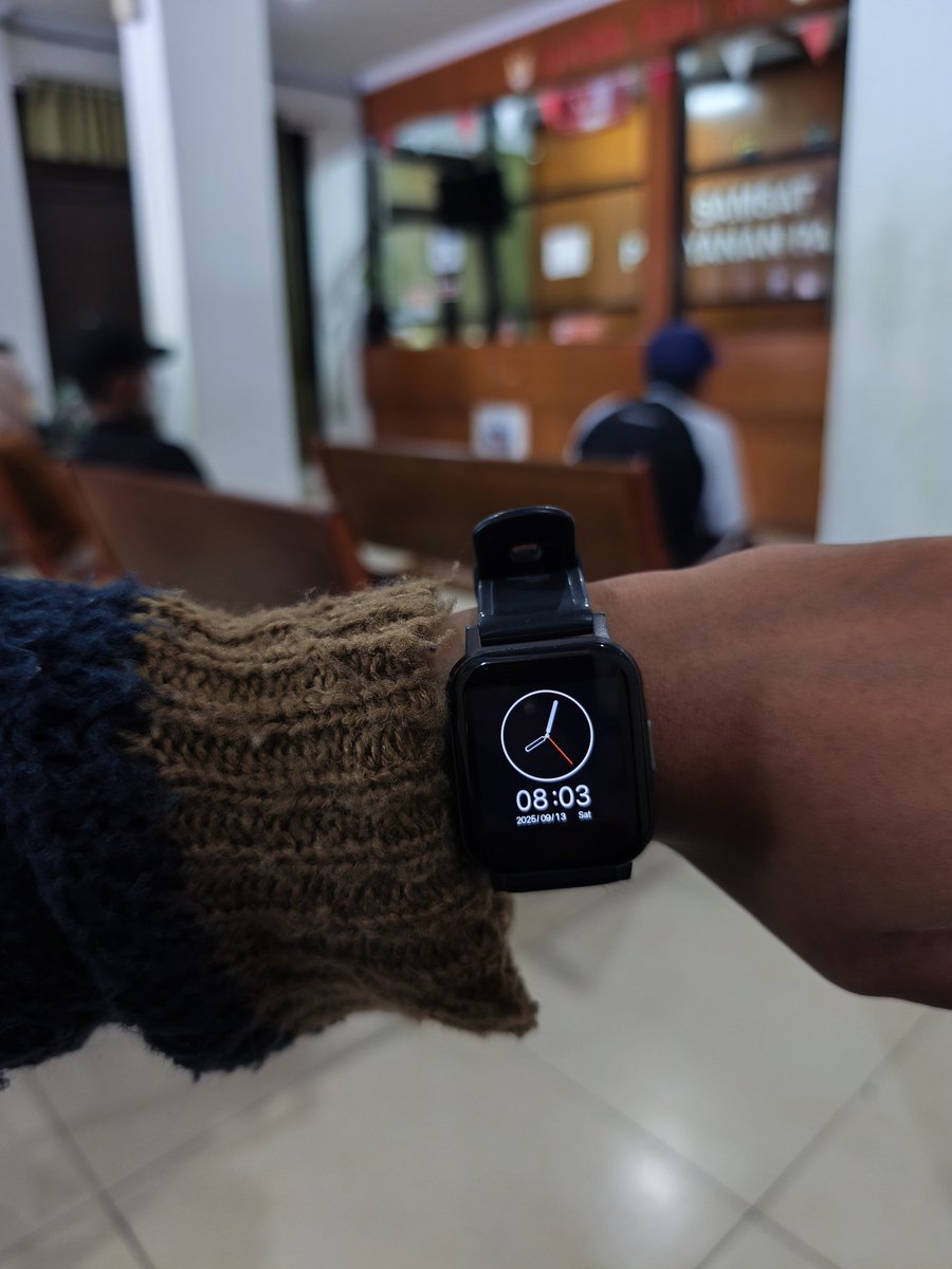 Katanya mulai pelayanan jam 08.00. Sudah banyak antrian, tapi petugas masih belum datang. Lewat 4 menit baru ada yang datang, itupun siap² dulu.. #budayaterlambat