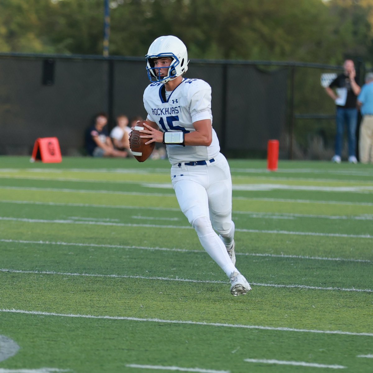GoHawklets's tweet image. TOUCHDOWN HAWKLETS!!!

Garret Miller &apos;27 launches a 51-yard touchdown pass to Warren Robertson &apos;27 and the Hawklets add to the lead!

Rockhurst 21
Olathe North 7
1:32, 2Q