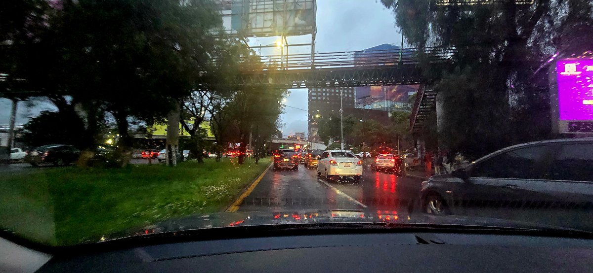 Ese de lentes. tweet media