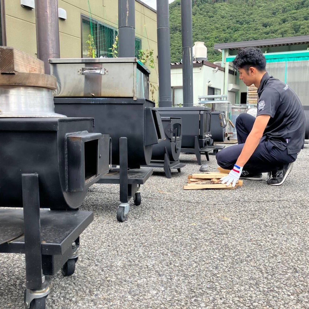 moki_ss's tweet image. やっと涼しくなってきましたね。少しずつ秋の気配もしてきました。
薪ストーブシーズンも、もうすぐそこです！

本日は10時から実演会を開催中です。

今月の料理は、「焼き芋」です。

ほくほくのお芋を味わいながら、ストーブの温かさを一足先に体感してみませんか？
スタッフ一同、お待ちしてます！