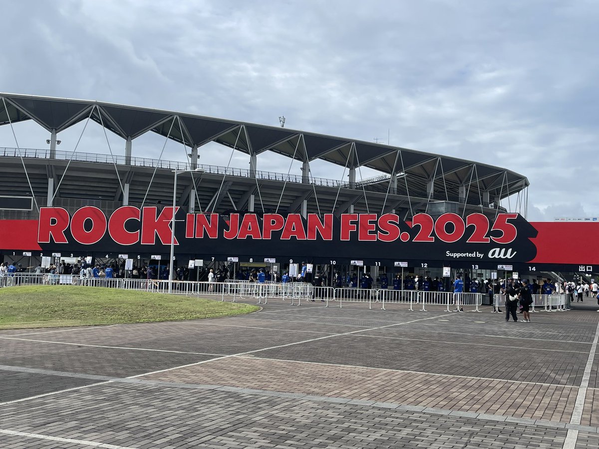 shouta175's tweet photo. ロッキン雨予報だったけどしっかり晴れた☀️
てか暑い🥵
始まるまでまだまだ時間ある🌀 https://t.co/xKFNYGiPhA