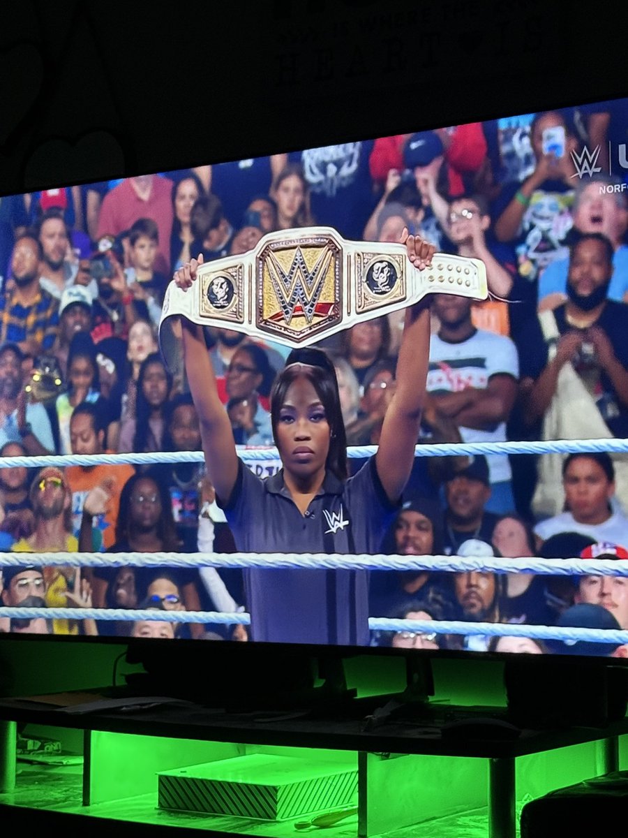 datdamncynt09's tweet image. Ref bae mean big bidness tonight! @RefBaeDaphWWE #SmackDown