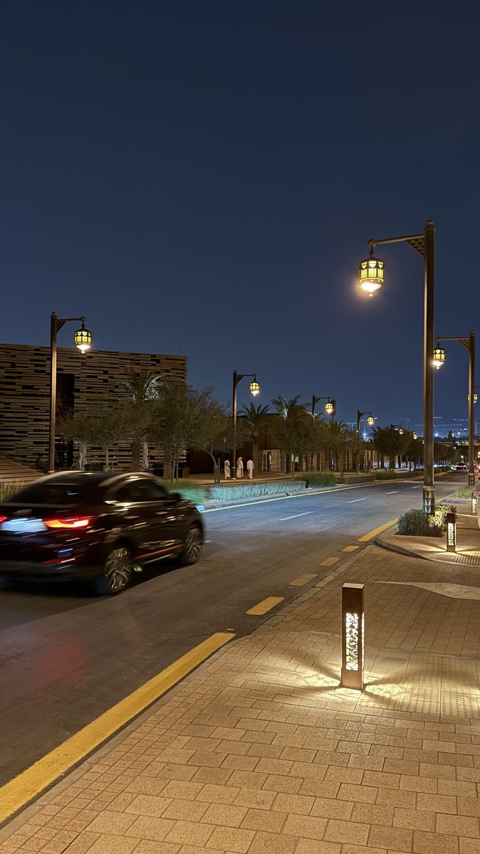 ٤:١٢ ص
- هدوء الليل كل ما خيّم على اعصابي يوترها.