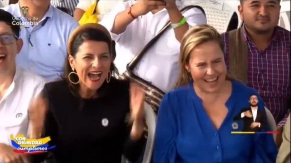 Dos mujeres riéndose al ver que el jefe se propasa con una compañera de trabajo. 

Eso es el progresismo.