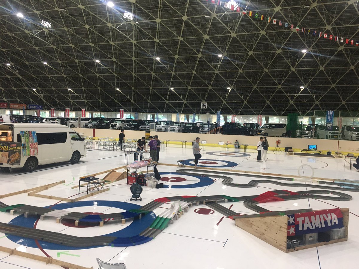 lSHpnhVzEfujp23's tweet image. 今日から2日間、秋田県立スケート場にて開催中の中古車フェア内にてミニ四駆のコースを開放させていただいております。

お菓子が当たるイベントも開催しますので中古車フェアにお越しの際はミニ四駆コーナーにお立ち寄り下さい。

#ディーラー中古車フェア
#tmp
#ミニ四駆