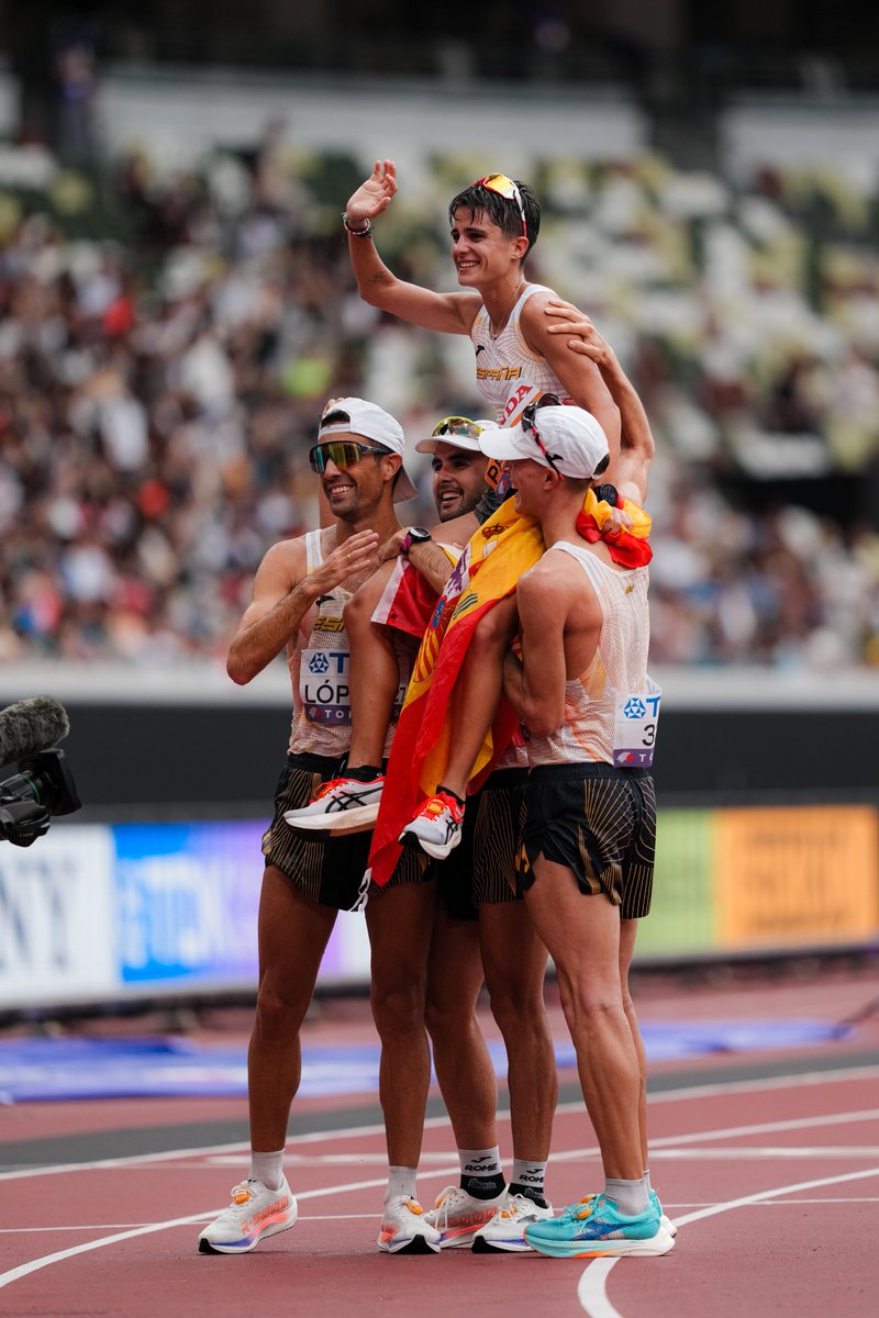 atletismoRFEA's tweet image. La REINA de la marcha mantiene su 👑MUNDIAL

🔝 El atleta español (hombre o mujer) con más oros en la historia de los mundiales 
@garciaperezmari (marcha)🥇🥇🥇
Abel Antón (maratón ) 🥇🥇
Álvaro Martín (marcha) 🥇🥇

A hombros de sus compañeros 👏👏👏 ORGULLO

Suma el 12º 🥇 de…