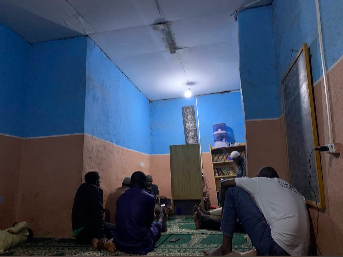 Aujourd'hui Allah m'a facilité à rencontré le Dr Mouhammad Hassan Djilonyo a Bafoussam dans sa mosquée au Cameroun un papa âgé mais très actif dans la da'wah au Cameroun surtout la ou il y a peu d'islam qui a un souci particulier pour la guidée de son peuple bamelike il n'hésite