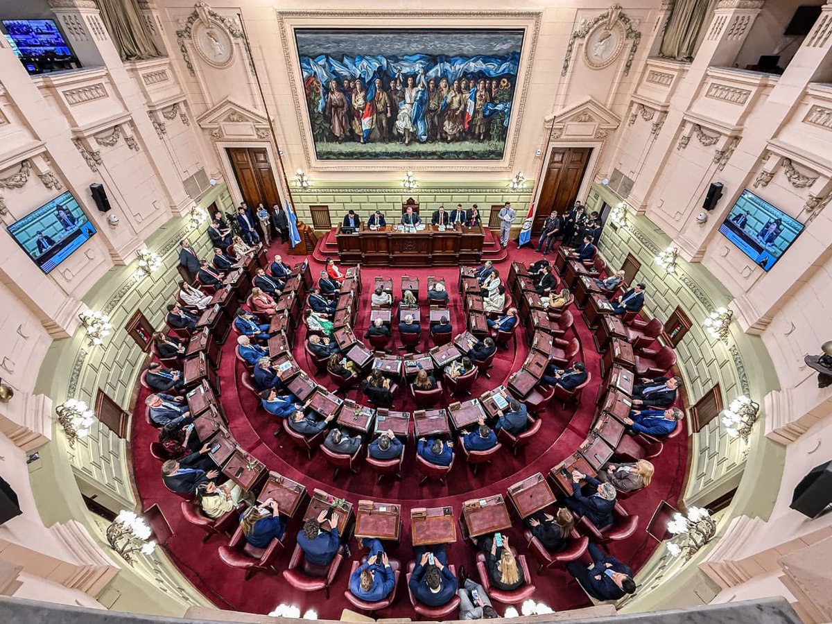 ¡Santa Fe juró su nueva Constitución!

Después de 62 años, la provincia reformó su Carta Magna: 46 artículos nuevos, 42 modificados y 27 cláusulas transitorias.

Santa Fe volvió a escribir una página importante de su historia. #NuevaConstitución #ConvenciónReformadora