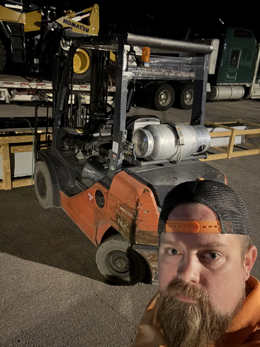 ZeMattDavis's tweet image. Cause sometimes ya gotta meet a truck at 9pm on a Friday night to get a customer in Washington State the materials they need💪🏼 #itstrue