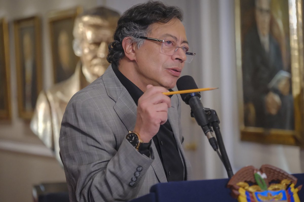 MinSaludCol's tweet photo. Durante su intervención, el presidente @petrogustavo denunció que la Nueva EPS maquilló sus cuentas en 2023, reportando un activo de 6,8 billones y pasivo de 6,6, ocultando deudas reales que ascendían a 11,7 billones. 

Con esta maniobra, mostró un patrimonio positivo de 143 mil millones para evitar la intervención, cuando en realidad estaba quebrada y debía más de 5 billones a hospitales.

#SeRobaronLaSalud