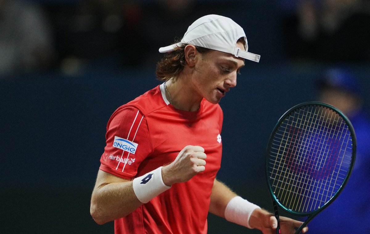 🇵🇪🇵🇹🎾Ignacio Buse doblegó al portugués Jaime Faria, rápidamente y sin piedad, 6/0 y 6/2 y le da el segundo punto a Perú en la serie contra Portugal por el Grupo Mundial I. Un punto más y clasificamos a las Qualifiers en febrero 2026. Mañana tenemos el dobles y dos singles.