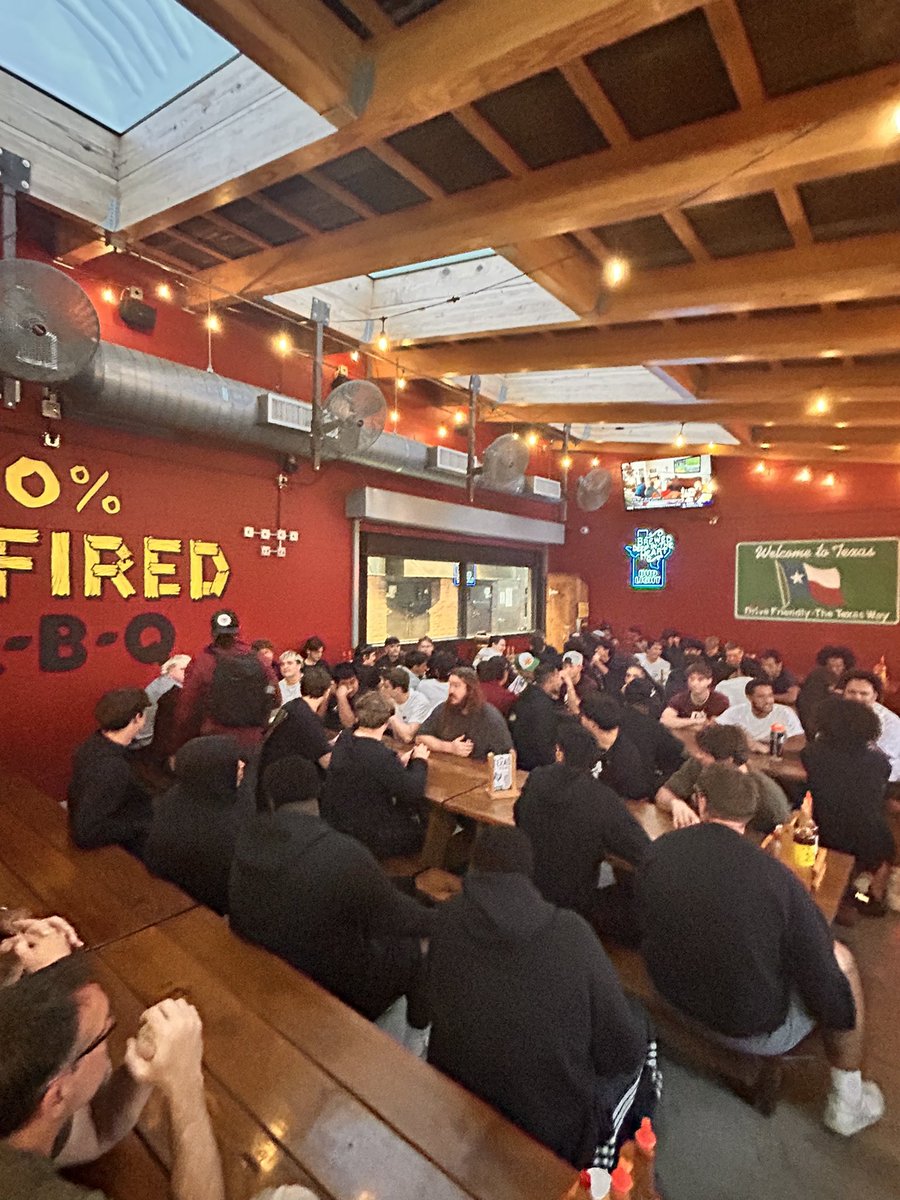 jeffthomas4's tweet image. Appreciate the BBQ with the team at @rudysbbq.

Had a great meal and now on to the hotel.  

#WinTheTravelGame