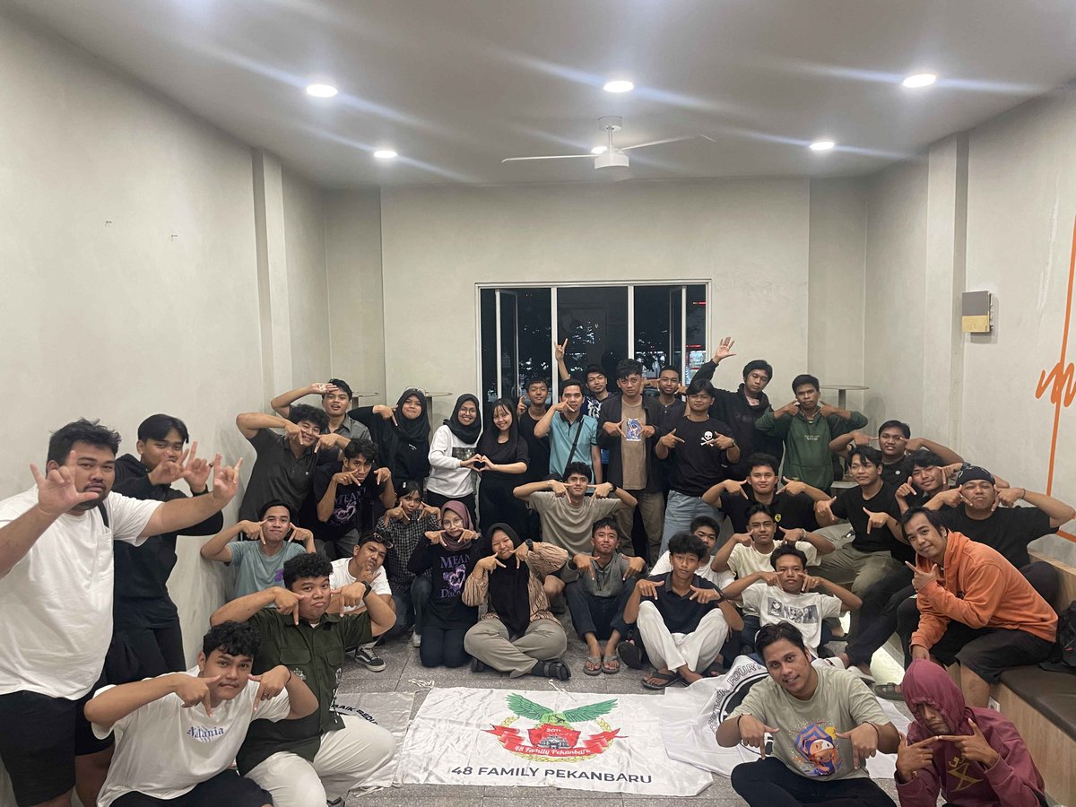 JKT48Terbaik's tweet photo. Terima kasih untuk temen-temen yang sudah hadir dan meramaikan event Nonton Bareng Last Show Indira di Tomoro Coffee Pekanbaru.
Sampai bertemu di event-event selanjutnya🐸 https://t.co/Kb4IXf4Fte