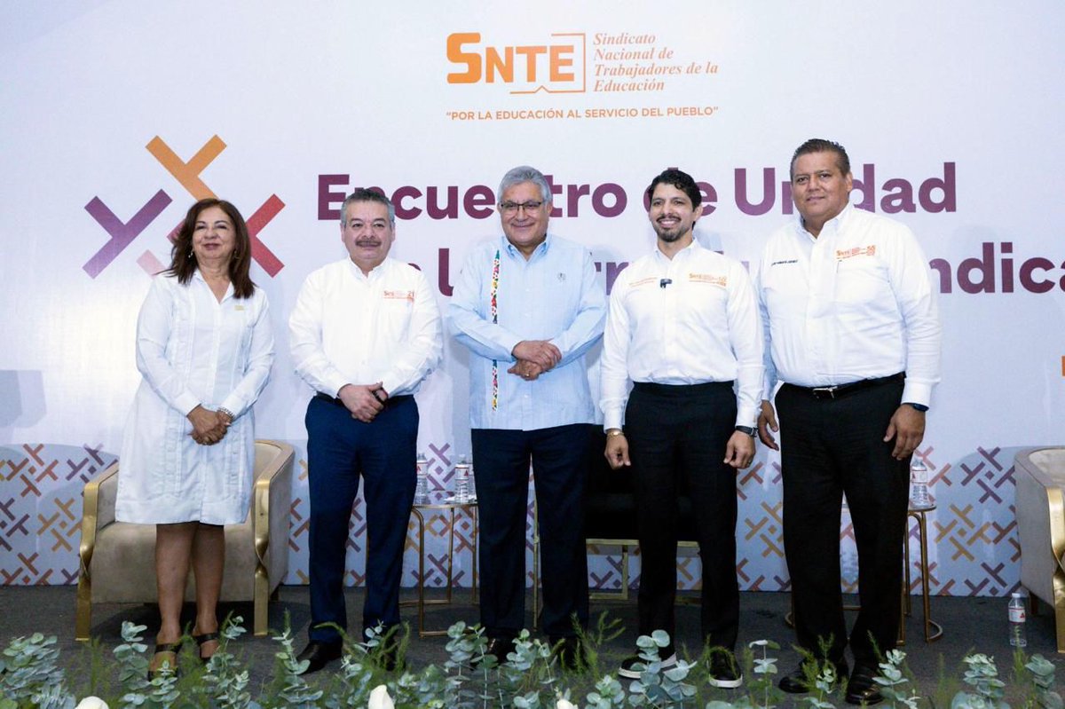 #PaqueteEconómico2026
Por un mayor presupuesto para educación y salarios dignos para los docentes, acordes a su preparación y responsabilidad, se pronunció el Srio. Gral. del #SNTE, Mtro. Alfonso Cepeda Salas, de gira por #NuevoLeón.