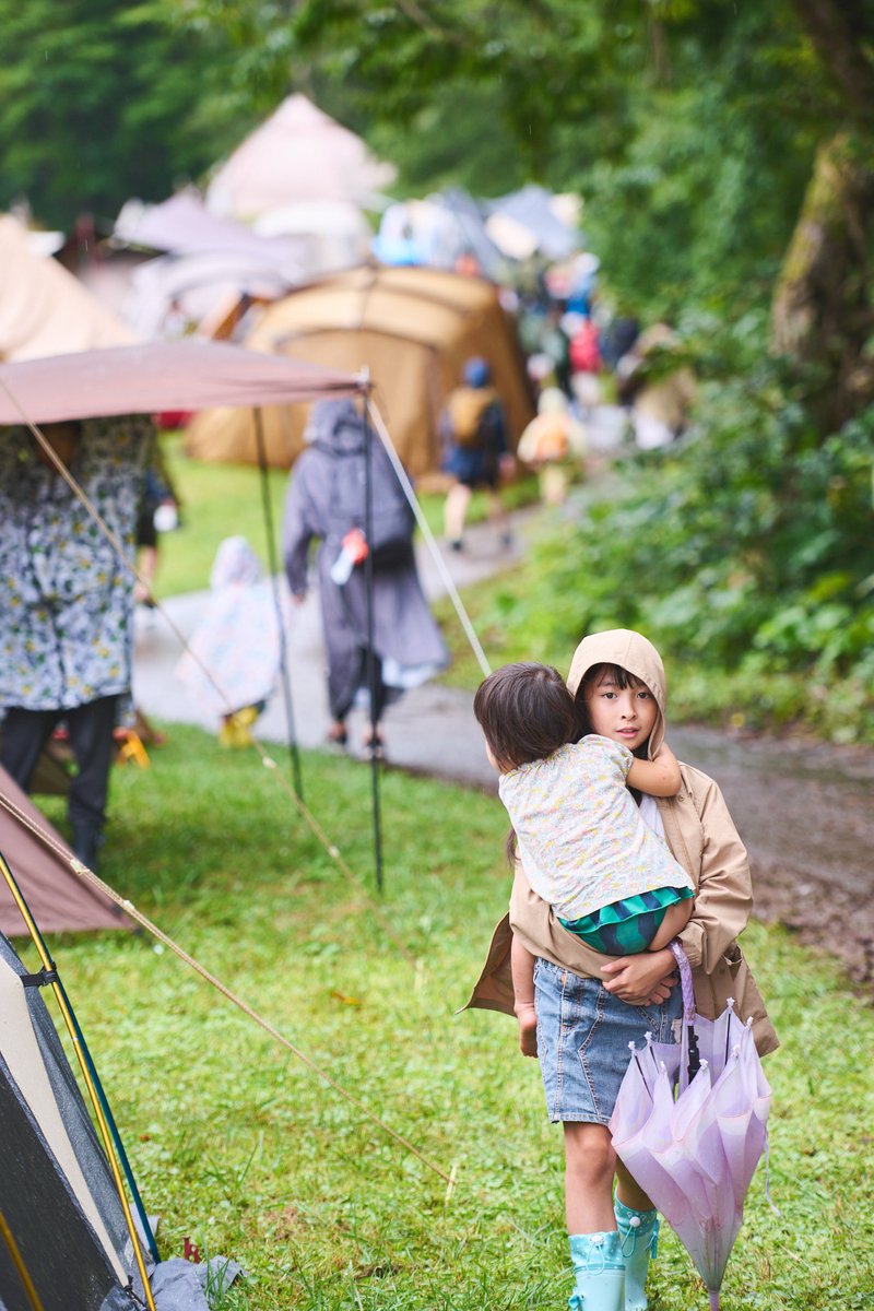 NewAcousticCamp's tweet photo. #ニューアコ の会場は、
雨も上がって曇り空☁️

雨を覚悟して来たみんなは、
テント設営に張り切る時間🏕️

足元のぬかるみにご注意を⚠️ https://t.co/QRJSW6jhfd
