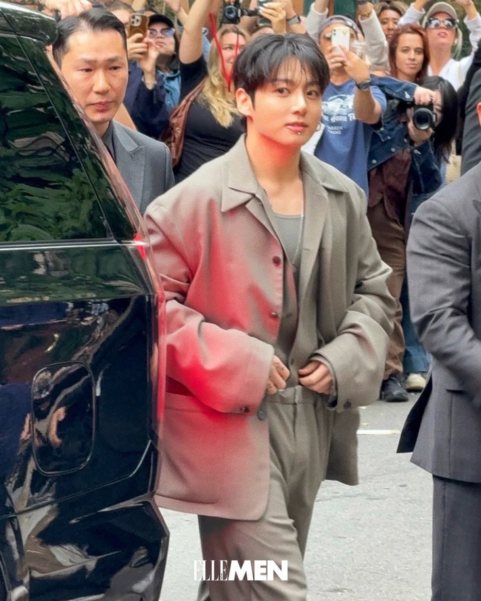 cai_vjk's tweet photo. When Jungkook walks in, Fashion Week turns into his runway. 🥰
#Jungkook
#JUNGKOOKxNYFW
#JUNGKOOKxCALVINKLEIN https://t.co/tlLnnrgAKI