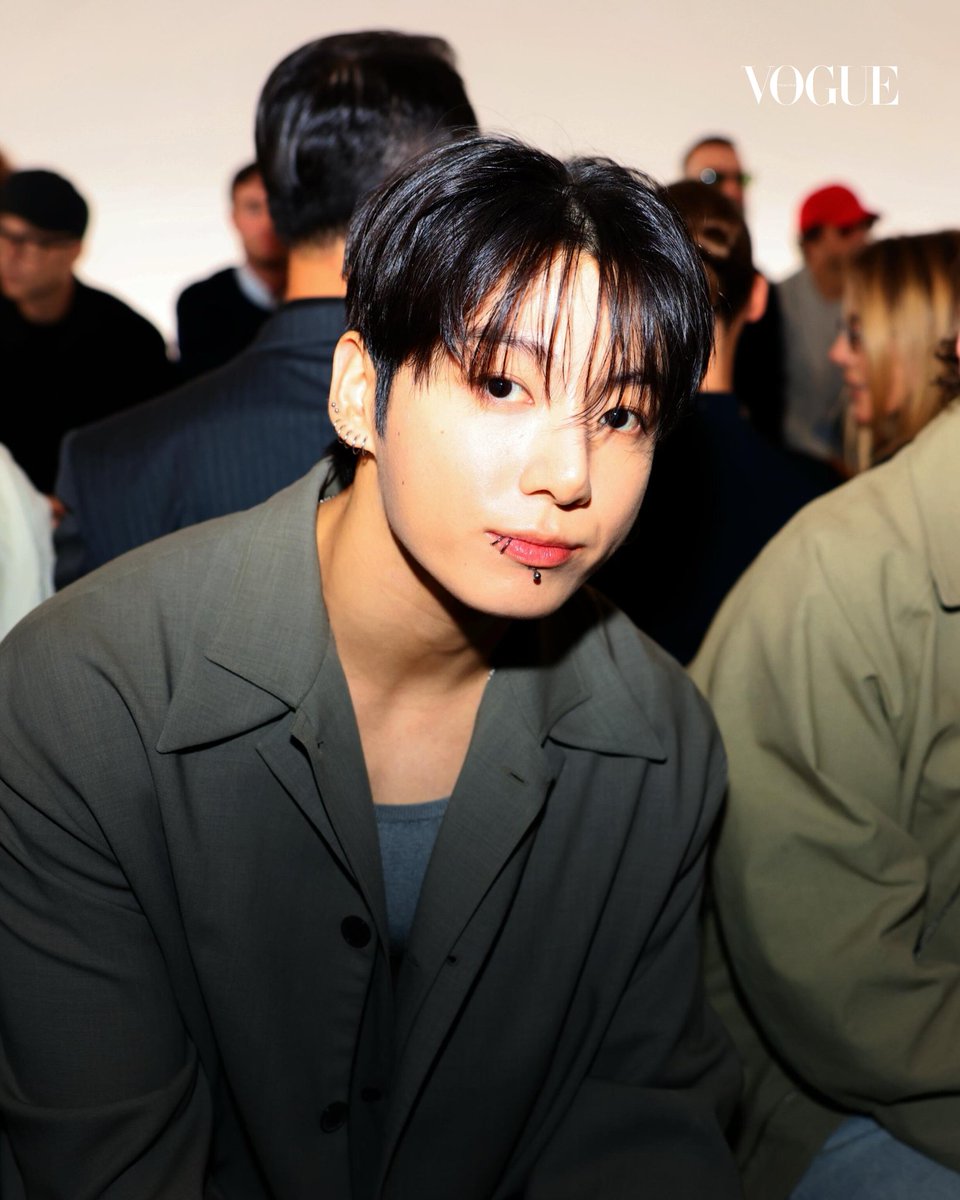 cai_vjk's tweet photo. When Jungkook walks in, Fashion Week turns into his runway. 🥰
#Jungkook
#JUNGKOOKxNYFW
#JUNGKOOKxCALVINKLEIN https://t.co/tlLnnrgAKI