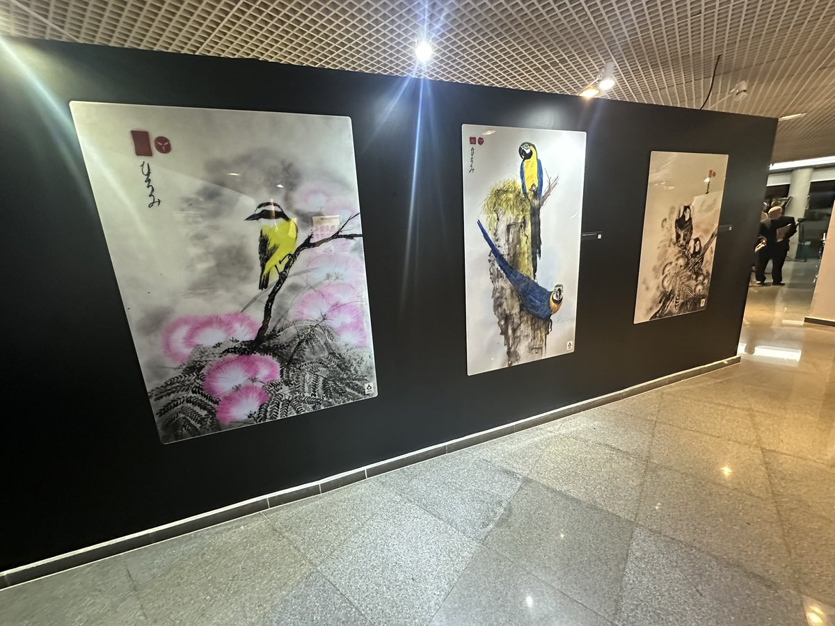 Brice_Fodda's tweet photo. « Recortes do Cerrado », Foyer da Câmara Legislativa do Distrito Federal.

Magnifique exposition de l’@embaixadajapao, qui met en valeur le biome du Cerrado, au centre du Brésil et souvent éclipsé par son voisin amazonien.

#DeParisàBelém 🌎🌿 https://t.co/AAQ8BwbtQw