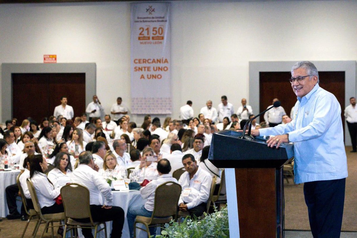 #PaqueteEconómico2026
Por un mayor presupuesto para educación y salarios dignos para los docentes, acordes a su preparación y responsabilidad, se pronunció el Srio. Gral. del #SNTE, Mtro. Alfonso Cepeda Salas, de gira por #NuevoLeón.