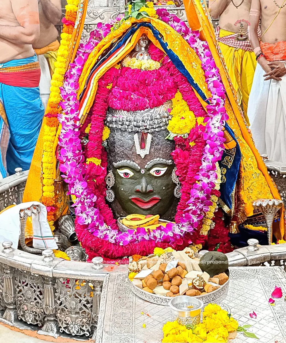 DeenaDeviIND's tweet photo. महाकाल के दरबार से आज के भस्म आरती और श्रृंगार के दिव्य दर्शन 🙏✨
🕉️ अलौकिक महिमा, अद्भ���त आभा 🚩
बोलो जय श्री महाकाल 🔱🔥 https://t.co/FLQnSVkpll