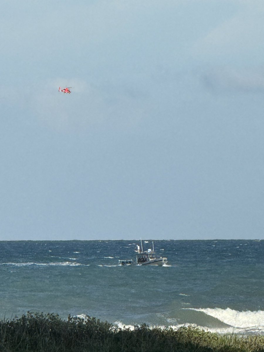 Tomas_VTR's tweet photo. @krgv The authorities are tirelessly searching for the missing swimmer. All my honor and respect to the coastal and SPI authorities. https://t.co/l3BPTP6jRe