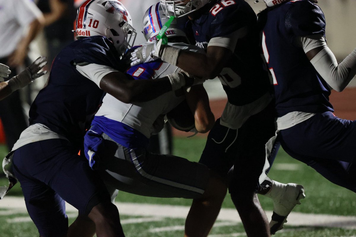 Braden Riddell explodes out of the backfield for a 14 yard touchdown run. This game is tied at 28 with 2:55 left in the 3rd quarter. #gochaps