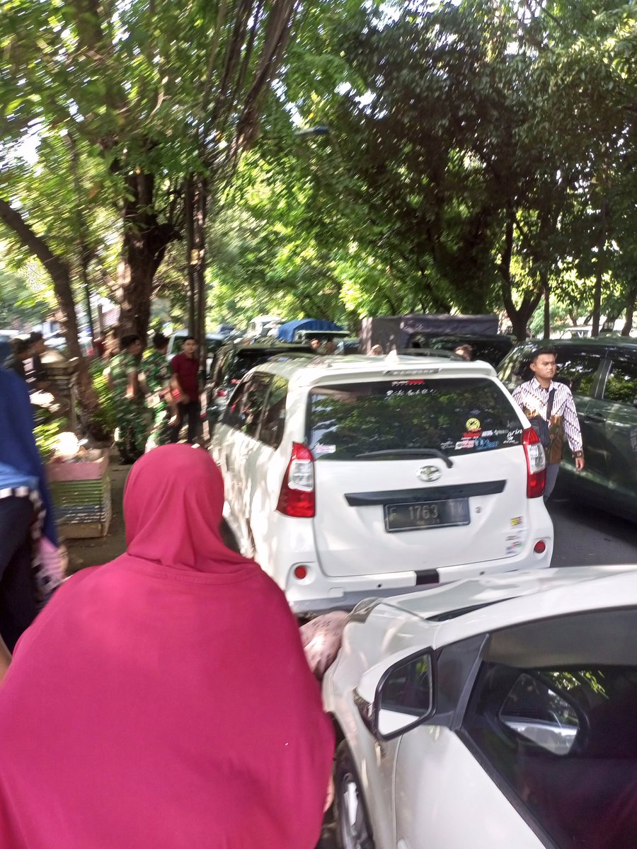 Yth bapak2 TNI <a href="/tni_ad/">TNI AD</a> tolong lah pak, jika ada acara untuk diantisipasi lahan parkir. Kami yang di daerah <a href="/RindamJaya/">Rindam Jaya</a> stuck , tidak bisa akses jalan sama sekali, karena jalan besar dipakai untuk parkir full... Semoga bisa menjadi evaluasi kedepannya terkait hal ini. Terimakasih