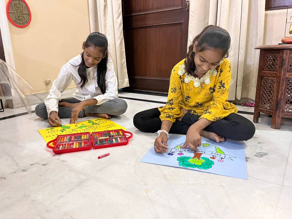 "लेने का रोमांच एक दिन तक रहता है,देने का रोमांच जीवन भर रहता है"
#ब्रह्मपुंज_फाउंडेशन द्वारा 18 वर्ष से छोटी बच्चियों को सिलाई मशीन उपलब्ध करा कर  घर बैठे सिलाई बुनाई और क्राफ्ट सिखाना, एक प्रयास है <a href="/Dixit_0511/">𝕯𝖗.𝕾𝖍𝖜𝖊𝖙𝖆 𝕾𝖍𝖆𝖗𝖒𝖆</a> दीदी द्वारा इन बच्चियों के अपने हाथ के हुनर में आत्मनिर्भर बनने का🙏