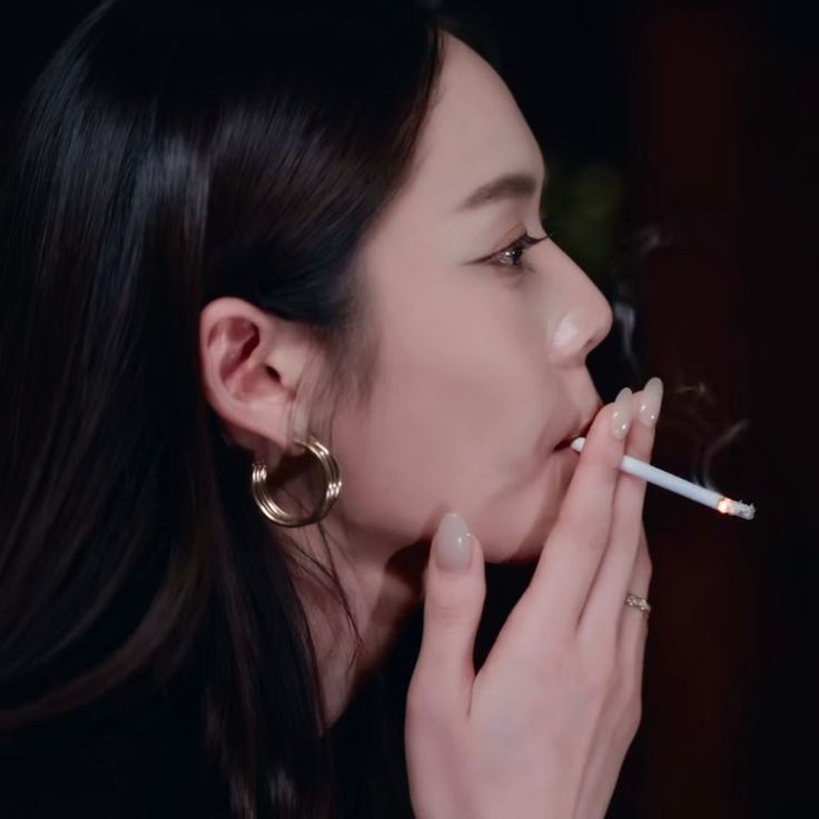 a aiwarin é presidente da associação mulheres com estrutura óssea facial de lésbica