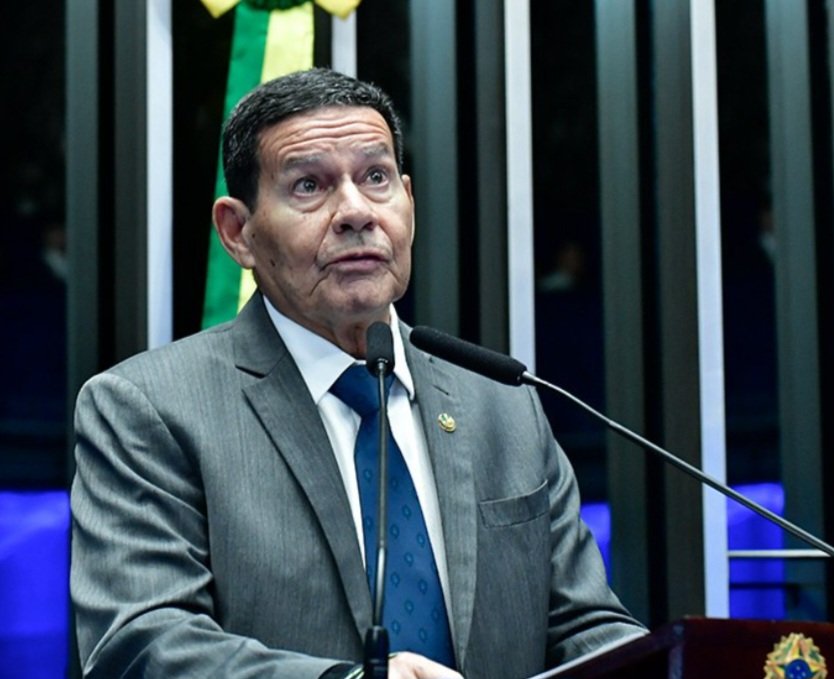 paulodetarsog's tweet image. Todos do entorno do Bolsonaro foram perseguidos, caluniados ou até mesmo condenados, exceto o seu vice-presidente.

A pergunta é por que?