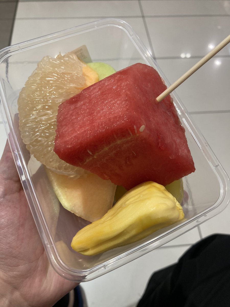 poutrd25's tweet photo. マレーシア朝飯4日目
胃を休めるべく南国フルーツをチョイス。スーパーで見かけるものは比較的安いが、モールの量り売り故かややお高めな印象。

16.4MYR(約590円)
MBG Fruitshop NU Sentral https://t.co/AIu4P7dcv8