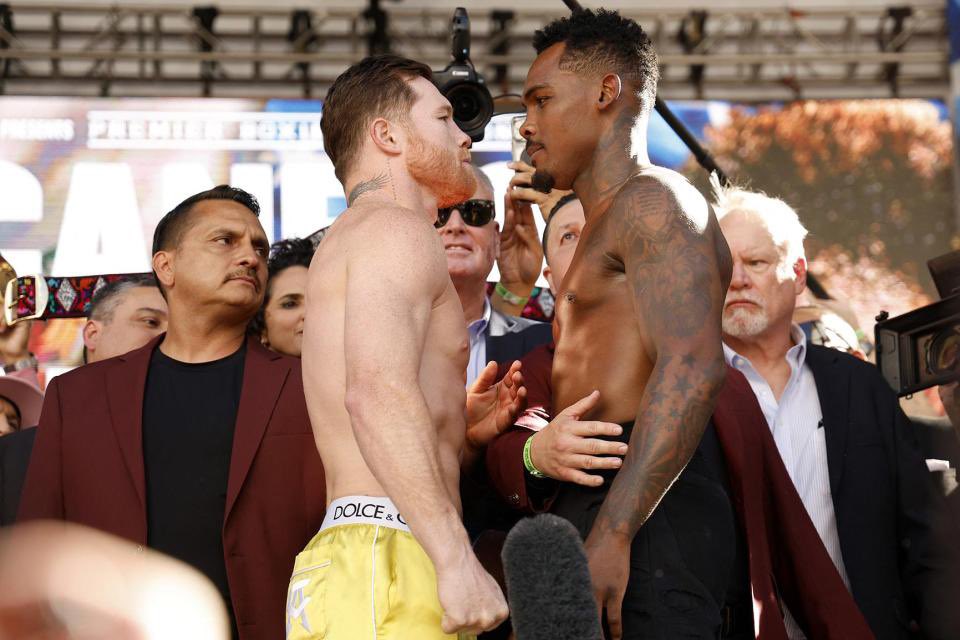 stebtalksbox's tweet image. Just pointing out that Charlo and Canelo both weighed in at 167.5 for their fight too. 

Charlo was coming off an 16 month layoff. Crawford is coming off a 13 month layoff. 

And here are the face off photos for comparison:

Just point this all out btw I just found it ironic.