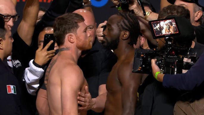stebtalksbox's tweet image. Just pointing out that Charlo and Canelo both weighed in at 167.5 for their fight too. 

Charlo was coming off an 16 month layoff. Crawford is coming off a 13 month layoff. 

And here are the face off photos for comparison:

Just point this all out btw I just found it ironic.