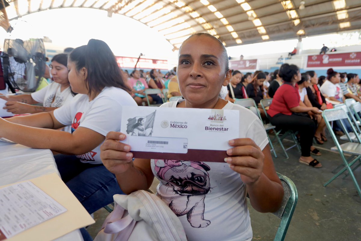 Estuvimos junto al gobernador <a href="/huachodiazmena/">Joaquín Díaz Mena</a> en el municipio de Kanasín en la entrega de las Tarjetas Elvia Carrillo Puerto, un apoyo que impulsa la independencia económica de las madres autónomas yucatecas. 💳✨ #SETY #MujeresRenacimiento #RenacimientoMaya