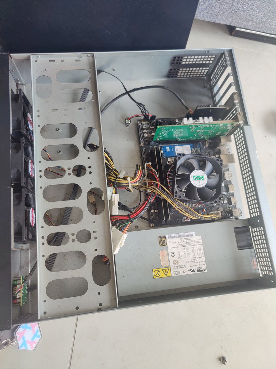 cocoH2OS's tweet photo. @LOTUSSSB 没错（
但板子是个寨板，上面插了张 2.5G 网卡和 Intel X520 万兆光口网卡，openwrt 分配四个线程跑 aes-128-gcm 就飙到 150W+ 了 https://t.co/4XwinW5VhG