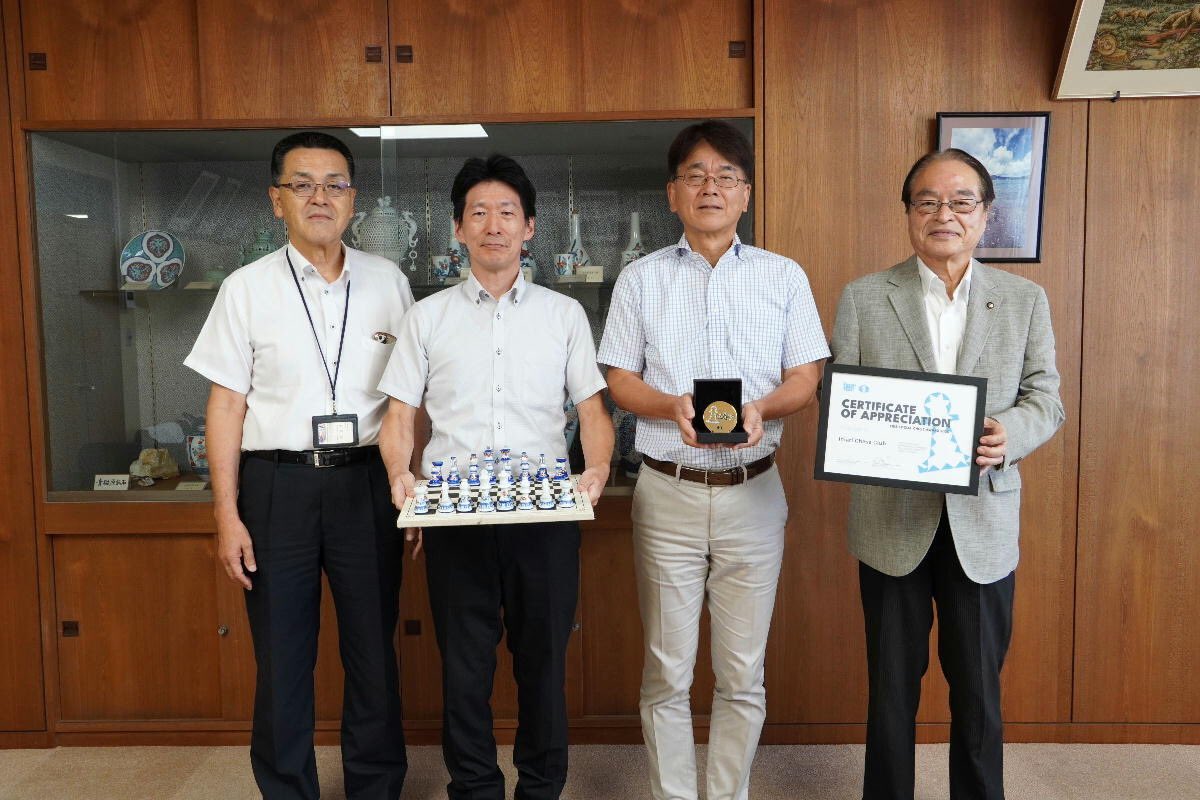 imarichess_c's tweet image. 8月29日、深浦弘信伊万里市長へ表敬訪問。伊万里市役所でFIDEソーシャルチェス賞受賞を報告。教育委員会の松本教育長も同席。
記念メダルと感謝状の他に、有田焼チェス駒と名尾手漉和紙を使ったチェス盤を持参して活動を紹介。
#FIDESocialChess #FIDESocialChessAward #SocialChess #SocialChessDay