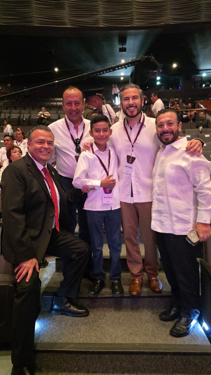 NotariaGuerrero's tweet photo. ¡Con grandes amigos acompañando a nuestra querida Gobernadora @EvelynSalgadoP durante su 4to informe de gobierno! #Guerrero https://t.co/X1T2ZngyIh