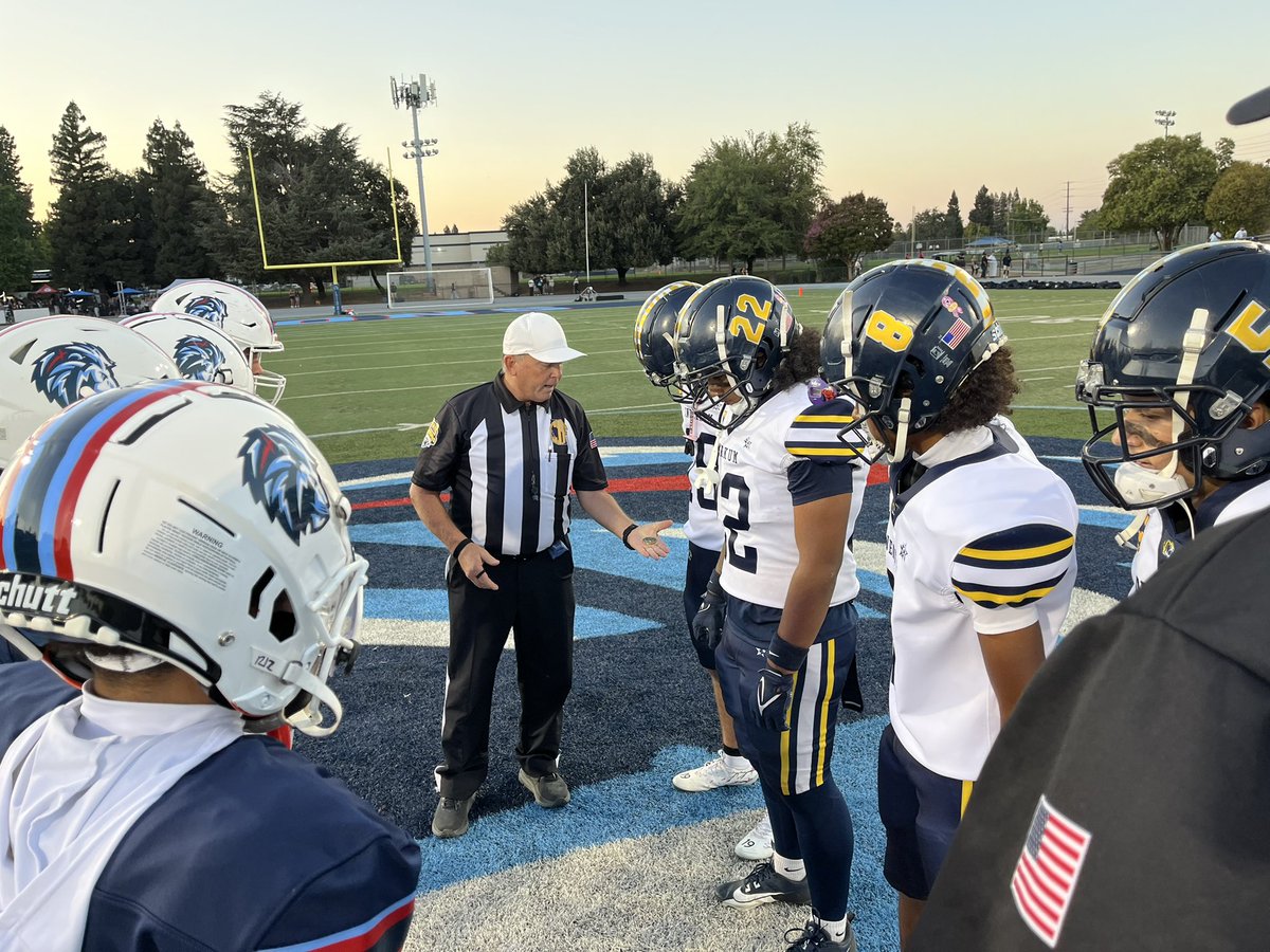 SacBee_JoeD's tweet photo. Beautiful night for @cifsjs action we @Go_DCA_Football if Sacramento hosts the @Inderkum_FB Tigers in a nonleague tilt.
Cool side note: Indy coach Justin Reber was a FB star at Capital Christian before it became Destiny Christian, and his father, Jim Reber, is DCA band director https://t.co/trx9iaH9yq