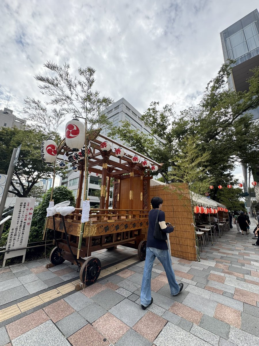 dashi_tsukkomi's tweet photo. 祭礼で賑わう表参道のまい泉本店で、ヒレカツ定食。ふわサク衣と柔らかいお肉。ソースもドレッシングも最強。もちろんキャベツはおかわりしました。おみやげにポークジャーキー。甘い誘惑のおやつに最適ジャーキーです。　#agemon #deepfried #cutlet #洋食 #カツ　#表参道 https://t.co/OgmYJtRznq