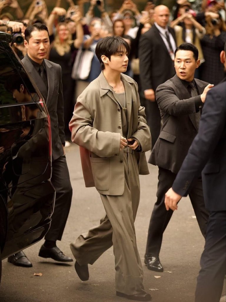 Main character energy only.
Cameras flashing, hearts skipping — red carpet? Mine!