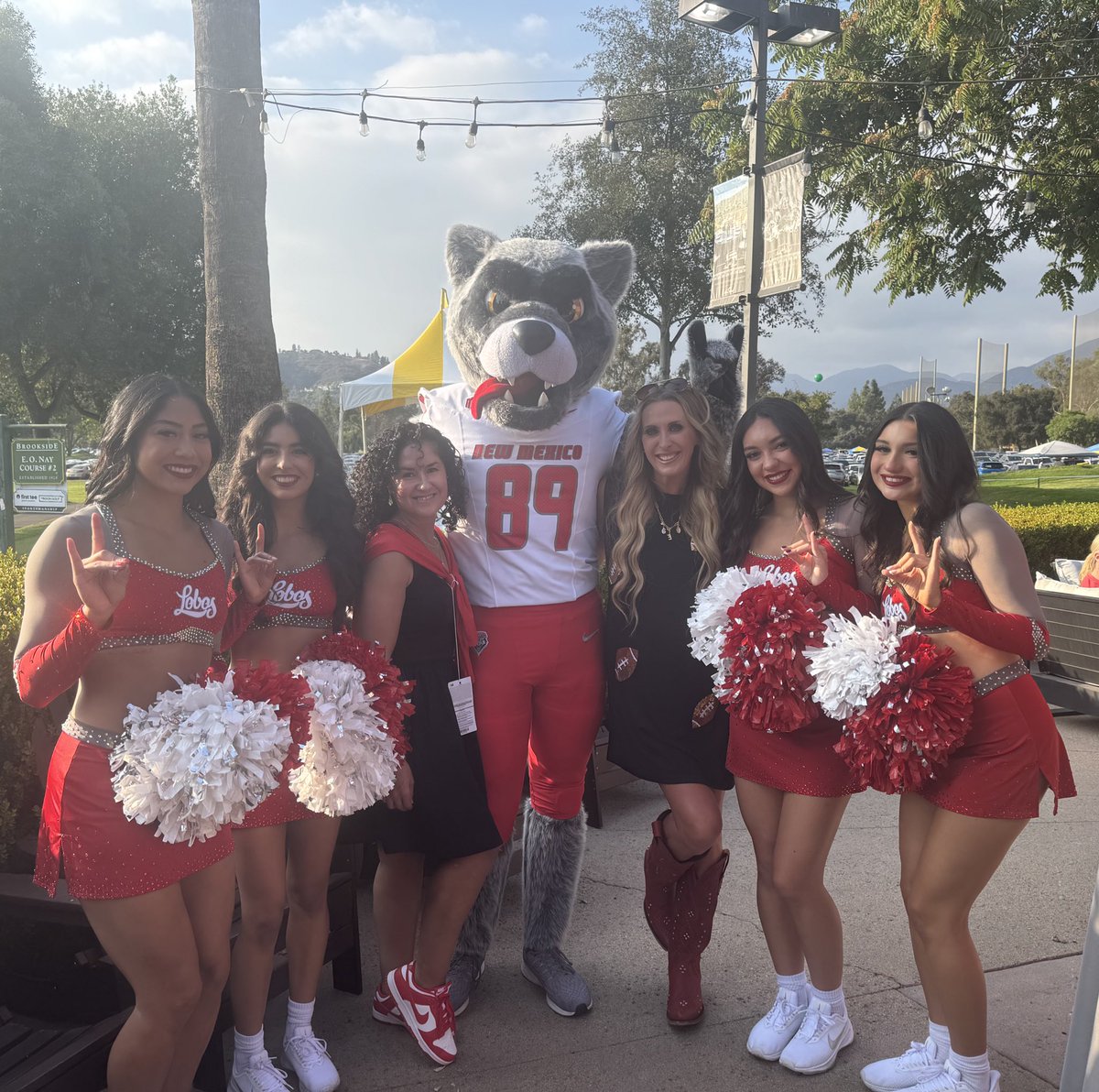 BeautyBabesBall's tweet image. An amazing turnout at our Lobo tailgate. Now let’s get the W @UNMLoboFB!!!! 🩶🏈❤️🐺🆙
#golobos #tailgating #loboup #footballwife #footballfamily #coachswife #gameday #gamedayvibes @UNM @UNMAlumni
