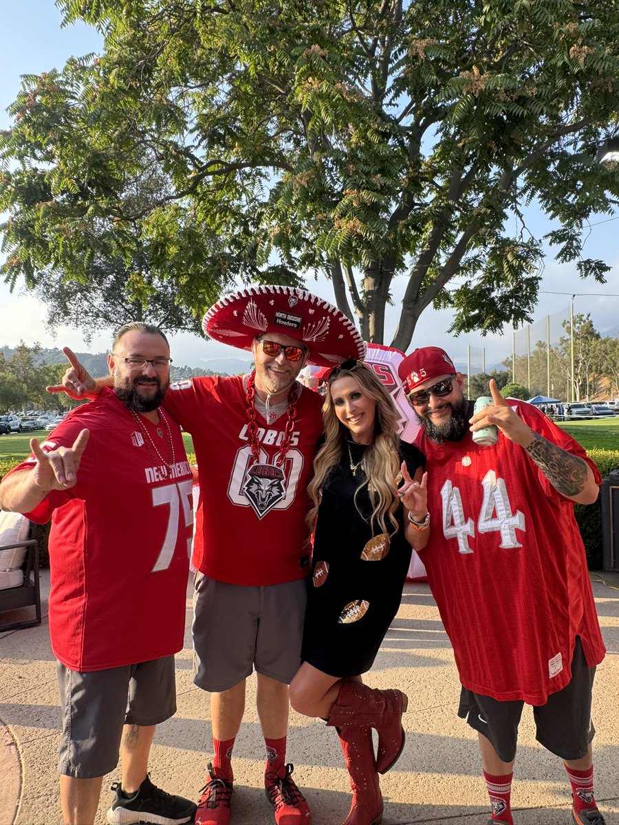 BeautyBabesBall's tweet image. An amazing turnout at our Lobo tailgate. Now let’s get the W @UNMLoboFB!!!! 🩶🏈❤️🐺🆙
#golobos #tailgating #loboup #footballwife #footballfamily #coachswife #gameday #gamedayvibes @UNM @UNMAlumni