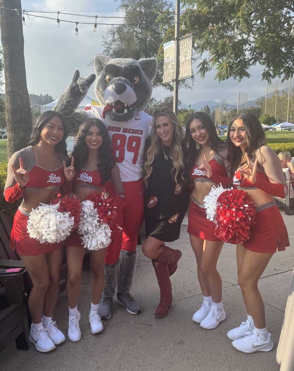 BeautyBabesBall's tweet image. An amazing turnout at our Lobo tailgate. Now let’s get the W @UNMLoboFB!!!! 🩶🏈❤️🐺🆙
#golobos #tailgating #loboup #footballwife #footballfamily #coachswife #gameday #gamedayvibes @UNM @UNMAlumni