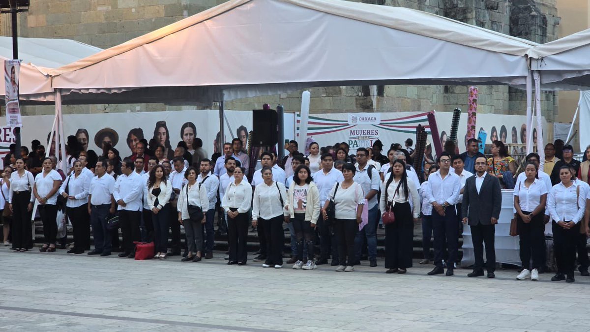 Hoy participamos en el Arriamiento de la Bandera Nacional, como parte del programa “Mujeres de la Patria”.
 
Conmemorando el 178 Aniversario de la Gesta Heroica de los Niños Héroes de Chapultepec, quienes defendieron con su vida la soberanía nacional.