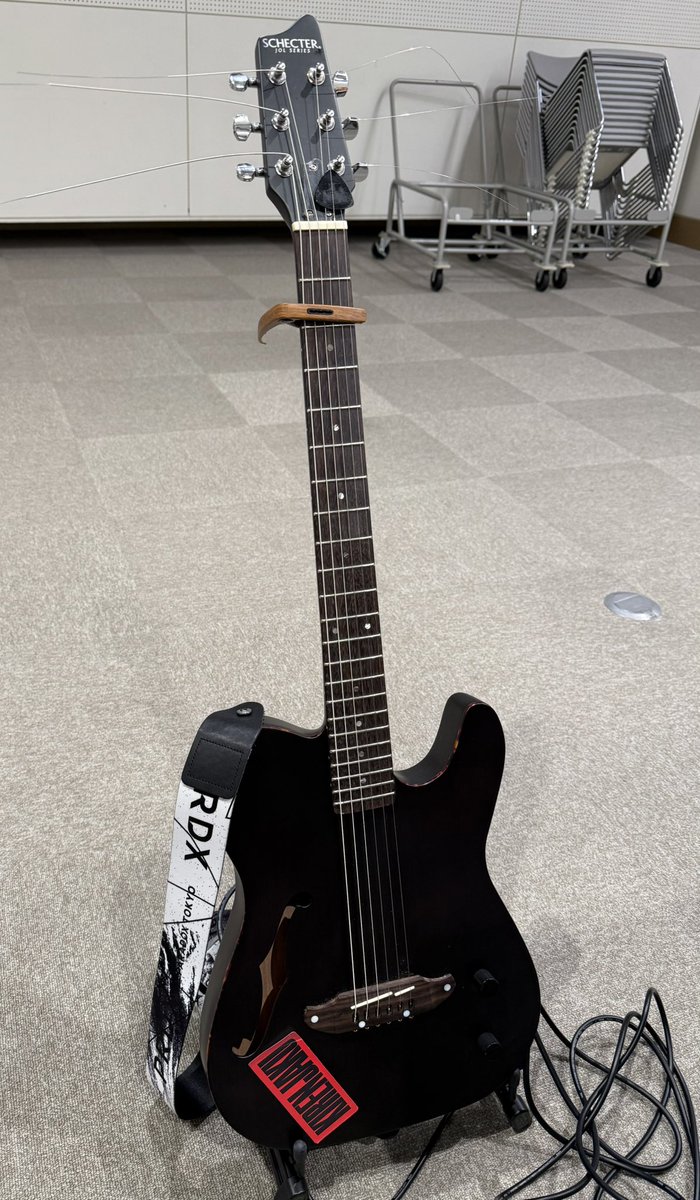 117126's tweet photo. B1フェスリハ終了！今日はこのギターで勝負🎸 https://t.co/UJllqSJfR1