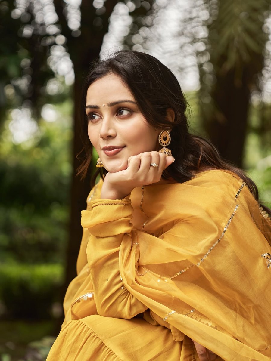 हवा दरख़्तों से कहती है दुख के लहजे में...

अभी मुझे कई सहराओं से गुज़रना है...