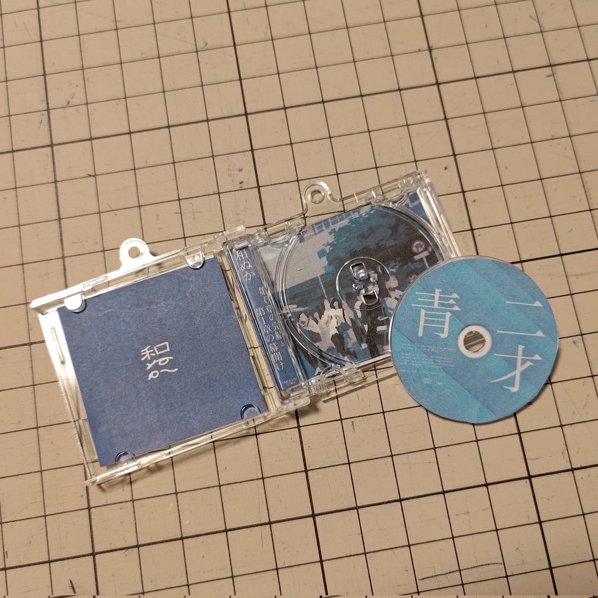 flower66knd's tweet photo. CanDoのミニCD風キーホルダーを使って、青二才キーホルダー作った！
百円とは思えない作りの細かさ😳
円盤までついてるし。
次は審美眼で作らなきゃ🫶 https://t.co/wY7kcQDCmR