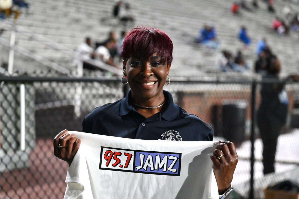 BhamCitySchools's tweet image. Our @957Jamz fan of the game is Kasandra Brundidge, mother of @RamsayFootball LB Jarred Brundidge #SuccessStartsHere #alpreps #highschoolfootball