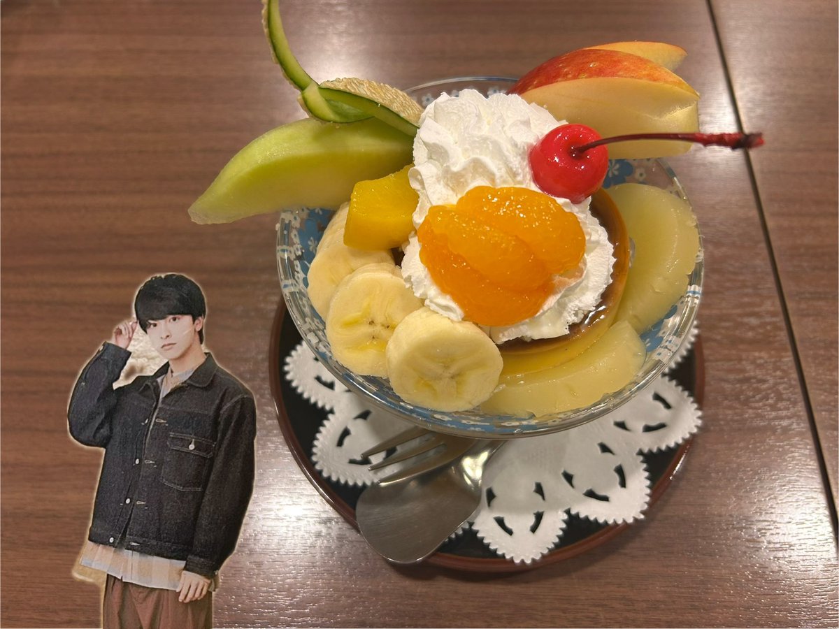 アクスタ持ってきてないのでステッカーで代用します プリンアラモードだよ〜🍮