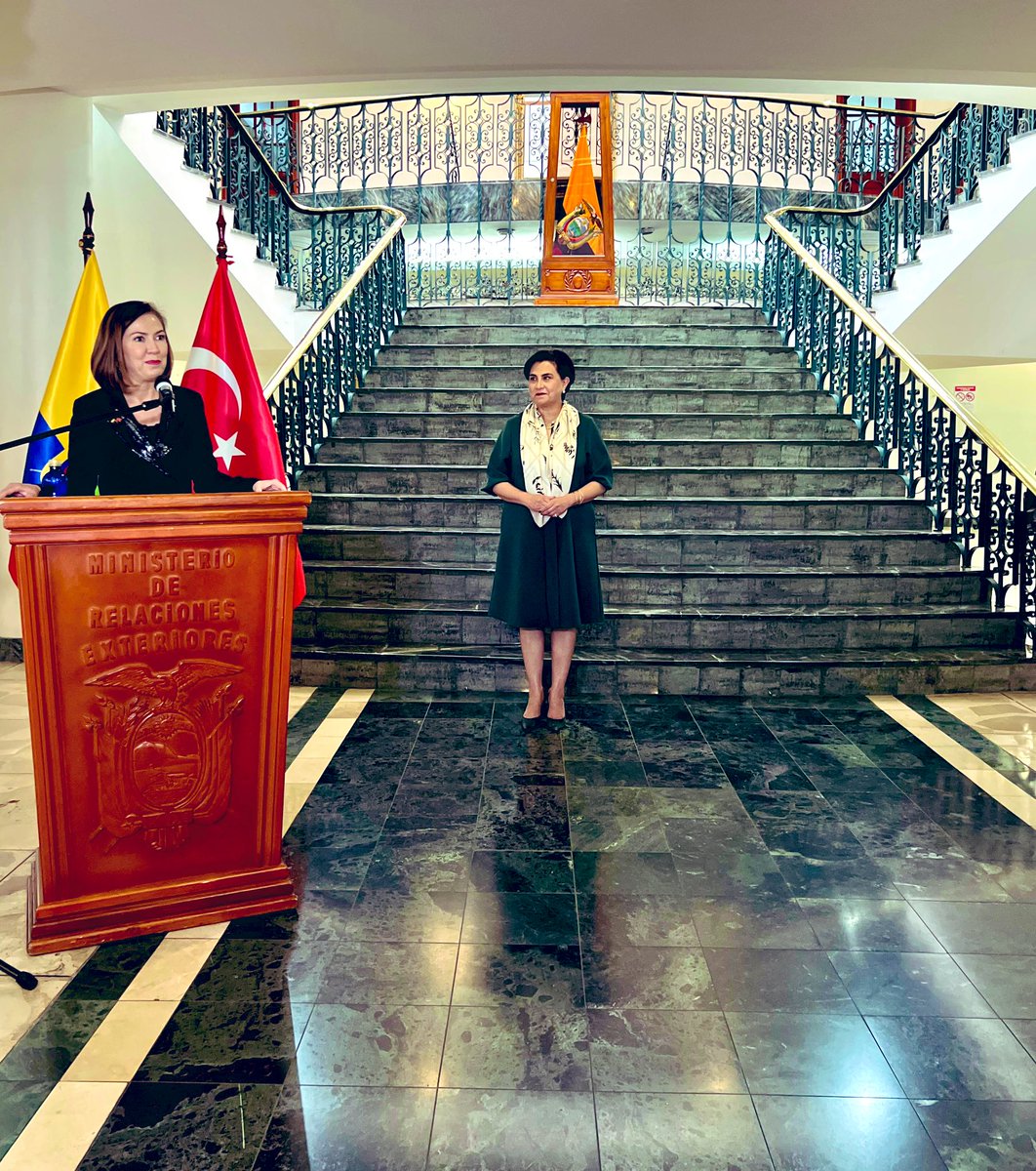 Celebramos los 75 años de nuestras relaciones diplomáticas inaugurando con la Canciller <a href="/gabisommerfeld/">Gabriela Sommerfeld</a>, en la <a href="/CancilleriaEc/">Cancillería del Ecuador 🇪🇨</a>, una exhibición de documentos de archivos históricos que remontan al siglo XIX, y que demuestran la larga trayectoria de amistad entre 🇹🇷y🇪🇨.